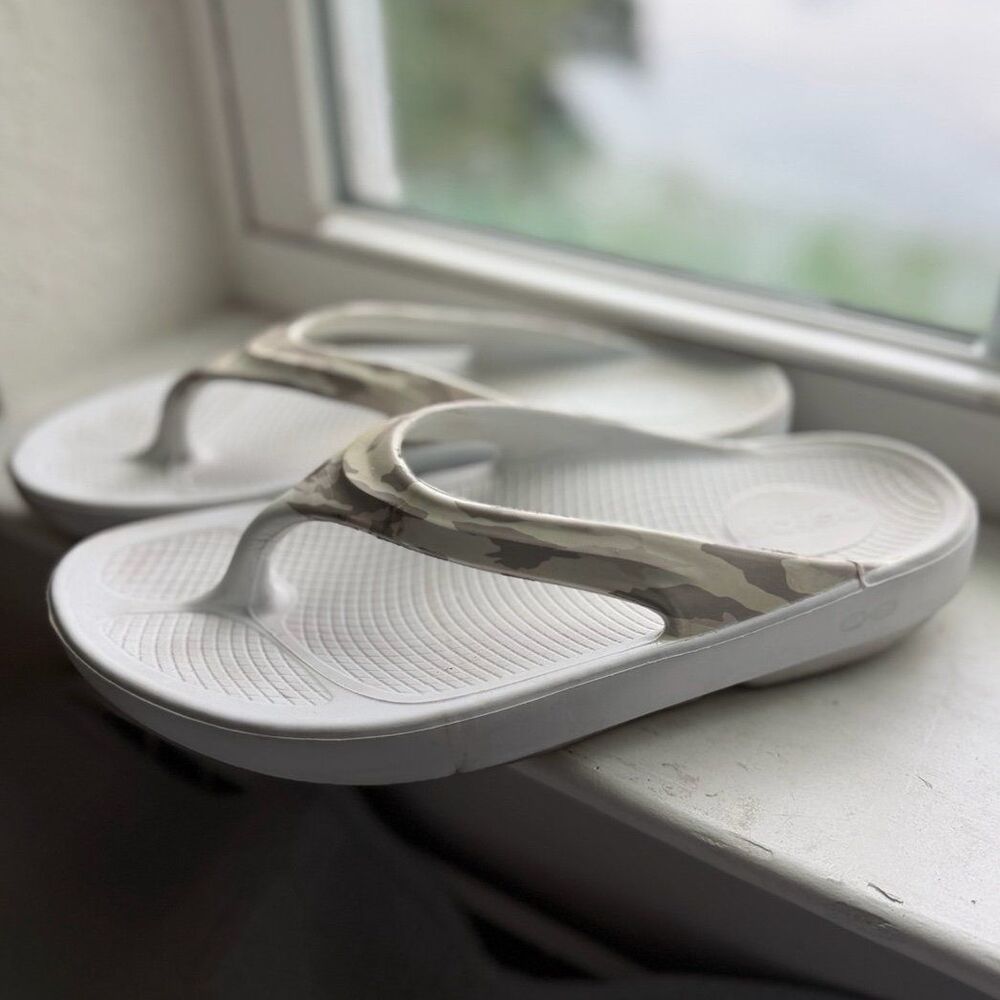 OOFOS OOlala Women’s Recovery Thong Sandals in White Camo Print Size 9